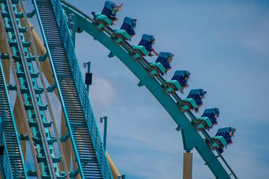 Orlando, Florida. 31 Temmuz 2019. İnsanlar Seaworld yaz tatili sırasında Kraken rollercoaster sürme zevk (4).