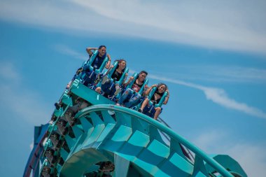 Orlando, Florida. 31 Temmuz 2019. İnsanlar Seaworld yaz tatili sırasında Kraken rollercoaster sürme zevk (6)