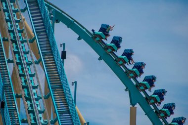 Orlando, Florida. 31 Temmuz 2019. İnsanlar Seaworld yaz tatili sırasında Kraken rollercoaster sürme zevk (5).