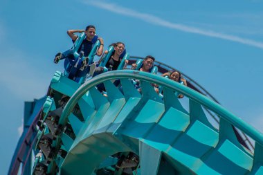 Orlando, Florida. 31 Temmuz 2019. İnsanlar Seaworld (13) yaz tatili sırasında Kraken rollercoaster sürme zevk)