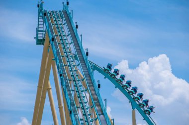 Orlando, Florida. 31 Temmuz 2019. İnsanlar Seaworld (15) yaz tatili sırasında Kraken rollercoaster sürme zevk).