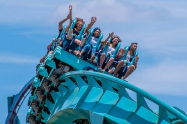 Orlando, Florida. 31 Temmuz 2019. İnsanlar Seaworld (17) yaz tatili sırasında Kraken rollercoaster sürme zevk).