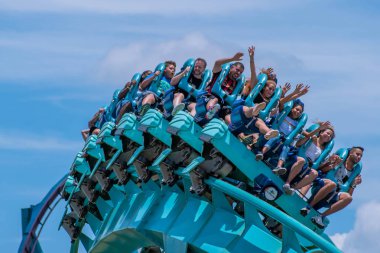 Orlando, Florida. 31 Temmuz 2019. İnsanlar Seaworld (19) yaz tatili sırasında Kraken rollercoaster sürme zevk)