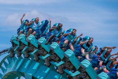 Orlando, Florida. 31 Temmuz 2019. İnsanlar Seaworld (21) yaz tatili sırasında Kraken rollercoaster sürme zevk)