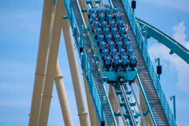 Orlando, Florida. 31 Temmuz 2019. İnsanlar Seaworld (26) yaz tatili sırasında Kraken rollercoaster sürme zevk)