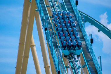 Orlando, Florida. 31 Temmuz 2019. İnsanlar Seaworld (25) yaz tatili sırasında Kraken rollercoaster sürme zevk)
