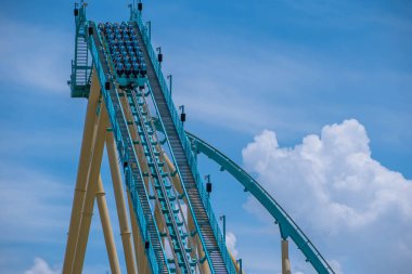 Orlando, Florida. 31 Temmuz 2019. İnsanlar Seaworld (31) yaz tatili sırasında Kraken rollercoaster sürme zevk)