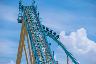 Orlando, Florida. 31 Temmuz 2019. İnsanlar Seaworld (33) yaz tatili sırasında Kraken rollercoaster sürme zevk)