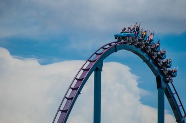 Orlando, Florida. 31 Temmuz 2019. Seaworld yaz tatili sırasında Mako rollercoaster sürme zevk İnsanlar (2)