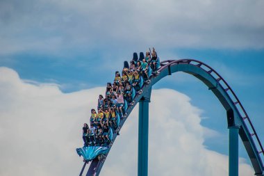 Orlando, Florida. 31 Temmuz 2019. Seaworld yaz tatili sırasında Mako rollercoaster sürme zevk İnsanlar (5).