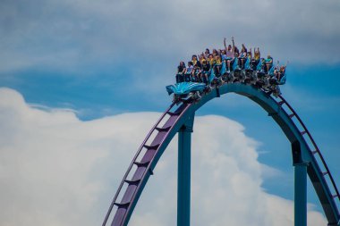 Orlando, Florida. 31 Temmuz 2019. Seaworld yaz tatili sırasında Mako rollercoaster sürme zevk İnsanlar (3)
