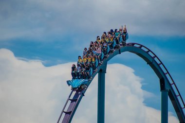 Orlando, Florida. 31 Temmuz 2019. Seaworld yaz tatili sırasında Mako rollercoaster sürme zevk İnsanlar (4)