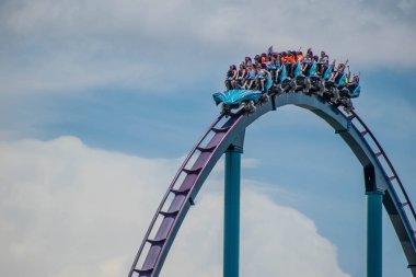 Orlando, Florida. 31 Temmuz 2019. Seaworld yaz tatili sırasında Mako rollercoaster sürme zevk İnsanlar (6).