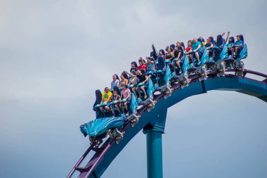 Orlando, Florida. 31 Temmuz 2019. Seaworld yaz tatili sırasında Mako rollercoaster sürme zevk İnsanlar (10).