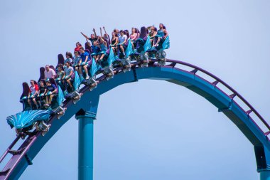 Orlando, Florida. 31 Temmuz 2019. Seaworld yaz tatili sırasında Mako rollercoaster sürme zevk İnsanlar (13).
