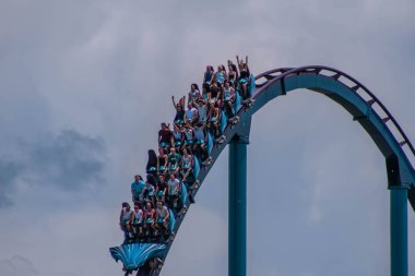 Orlando, Florida. 31 Temmuz 2019. Seaworld yaz tatili sırasında Mako rollercoaster sürme zevk İnsanlar (16).