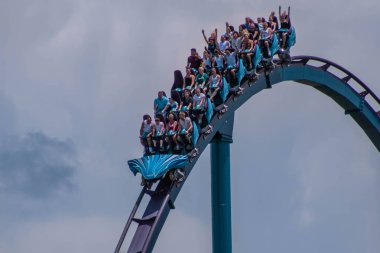 Orlando, Florida. 31 Temmuz 2019. Seaworld yaz tatili sırasında Mako rollercoaster sürme zevk İnsanlar (15).