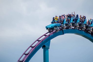 Orlando, Florida. 31 Temmuz 2019. Seaworld yaz tatili sırasında Mako rollercoaster sürme zevk İnsanlar (17)