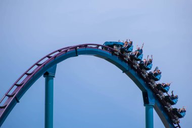 Orlando, Florida. 31 Temmuz 2019. Seaworld yaz tatili sırasında Mako rollercoaster sürme zevk İnsanlar (22).