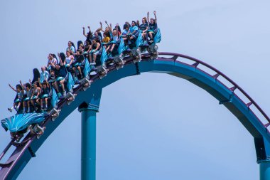 Orlando, Florida. 31 Temmuz 2019. Seaworld yaz tatili sırasında Mako rollercoaster sürme zevk İnsanlar (25).
