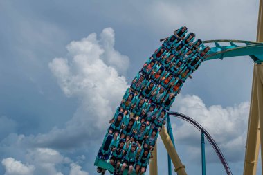Orlando, Florida. 31 Temmuz 2019. İnsanlar Seaworld yaz tatili sırasında Kraken rollercoaster sürme zevk (4)