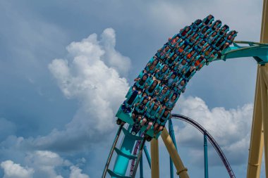 Orlando, Florida. 31 Temmuz 2019. İnsanlar Seaworld yaz tatili sırasında Kraken rollercoaster sürme zevk (3).