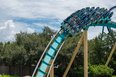 Orlando, Florida. 31 Temmuz 2019. İnsanlar Seaworld yaz tatili sırasında Kraken rollercoaster sürme zevk (5)
