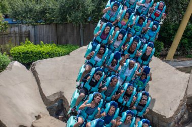Orlando, Florida. 31 Temmuz 2019. İnsanlar Seaworld yaz tatili sırasında Kraken rollercoaster sürme zevk (9)
