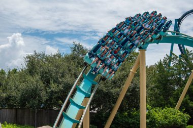 Orlando, Florida. 31 Temmuz 2019. İnsanlar Seaworld yaz tatili sırasında Kraken rollercoaster sürme zevk (6)