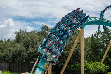 Orlando, Florida. 31 Temmuz 2019. İnsanlar Seaworld yaz tatili sırasında Kraken rollercoaster sürme zevk (7)