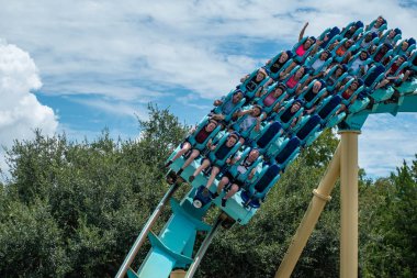 Orlando, Florida. 31 Temmuz 2019. İnsanlar Seaworld (11) yaz tatili sırasında Kraken rollercoaster sürme zevk).
