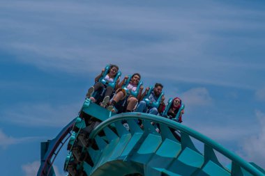 Orlando, Florida. 31 Temmuz 2019. İnsanlar Seaworld yaz tatili sırasında Kraken rollercoaster sürme zevk (1)