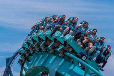 Orlando, Florida. 31 Temmuz 2019. İnsanlar Seaworld yaz tatili sırasında Kraken rollercoaster sürme zevk (3)