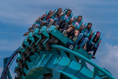 Orlando, Florida. 31 Temmuz 2019. İnsanlar Seaworld yaz tatili sırasında Kraken rollercoaster sürme zevk (2)