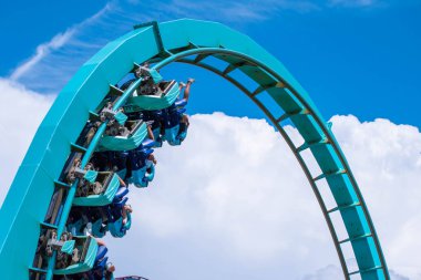 Orlando, Florida. 31 Temmuz 2019. İnsanlar Seaworld yaz tatili sırasında Kraken rollercoaster sürme zevk (4).