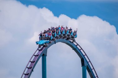 Orlando, Florida. 31 Temmuz 2019. İnsanlar Seaworld yaz tatili sırasında müthiş Mako rollercoaster zevk (1)