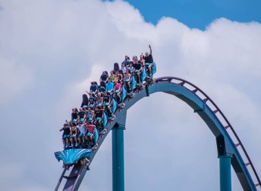 Orlando, Florida. 31 Temmuz 2019. İnsanlar Seaworld yaz tatili sırasında müthiş Mako rollercoaster zevk (2).
