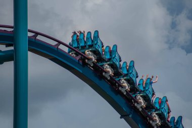 Orlando, Florida. 31 Temmuz 2019. Seaworld yaz tatili sırasında Mako rollercoaster sürme eğlenceli insanlar (1)