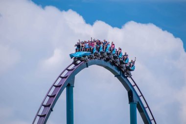 Orlando, Florida. 31 Temmuz 2019. İnsanlar Seaworld (12) yaz tatili sırasında müthiş Mako rollercoaster zevk)