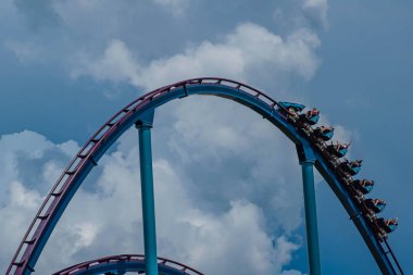 Orlando, Florida. 31 Temmuz 2019. Seaworld yaz tatili sırasında Mako rollercoaster sürme eğlenceli insanlar (2).