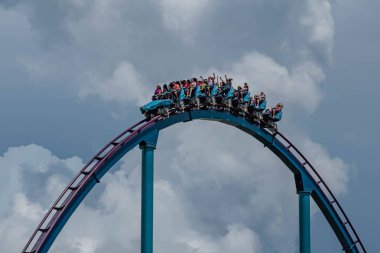 Orlando, Florida. 31 Temmuz 2019. Seaworld yaz tatili sırasında Mako rollercoaster sürme eğlenceli insanlar (3).