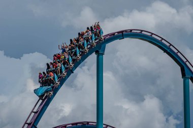 Orlando, Florida. 31 Temmuz 2019. Seaworld yaz tatili sırasında Mako rollercoaster sürme eğlenceli insanlar (5)