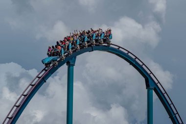 Orlando, Florida. 31 Temmuz 2019. Seaworld yaz tatili sırasında Mako rollercoaster sürme eğlenceli insanlar (4).