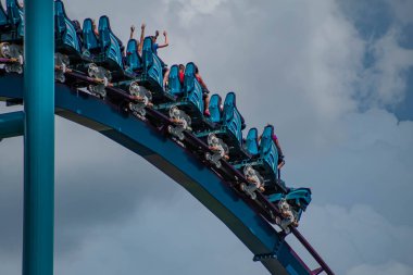 Orlando, Florida. 31 Temmuz 2019. Seaworld yaz tatili sırasında Mako rollercoaster sürme eğlenceli insanlar (6)