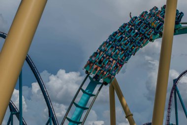 Orlando, Florida. 31 Temmuz 2019. İnsanlar Seaworld (17) de eğlenceli inanılmaz Kraken rollercoaster sahip).