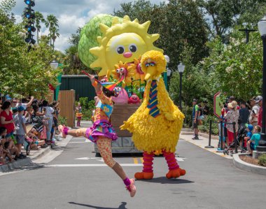 Orlando, Florida. 30 Temmuz 2019. Seaworld Susam Street Party Parade Big Bird ve dans kızlar (6)