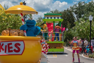 Orlando, Florida. 30 Temmuz 2019. Seaworld Susam Street Party Parade renkli yüzen Cookie canavar (2).