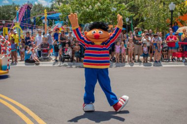 Orlando, Florida. 30 Temmuz 2019. Seaworld Susam Street Party Parade Ernie dans (2)