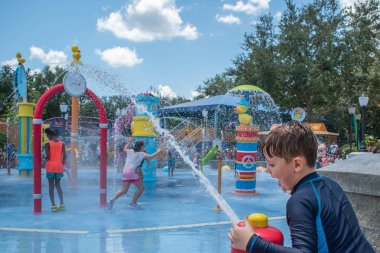 Orlando, Florida. 30 Temmuz 2019. Seaworld Susam Caddesi alanında su jeti ile oynayan nice çocuk (2).