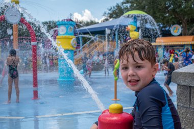 Orlando, Florida. 30 Temmuz 2019. Seaworld Susam Caddesi alanında su jeti ile oynayan nice çocuk (9).